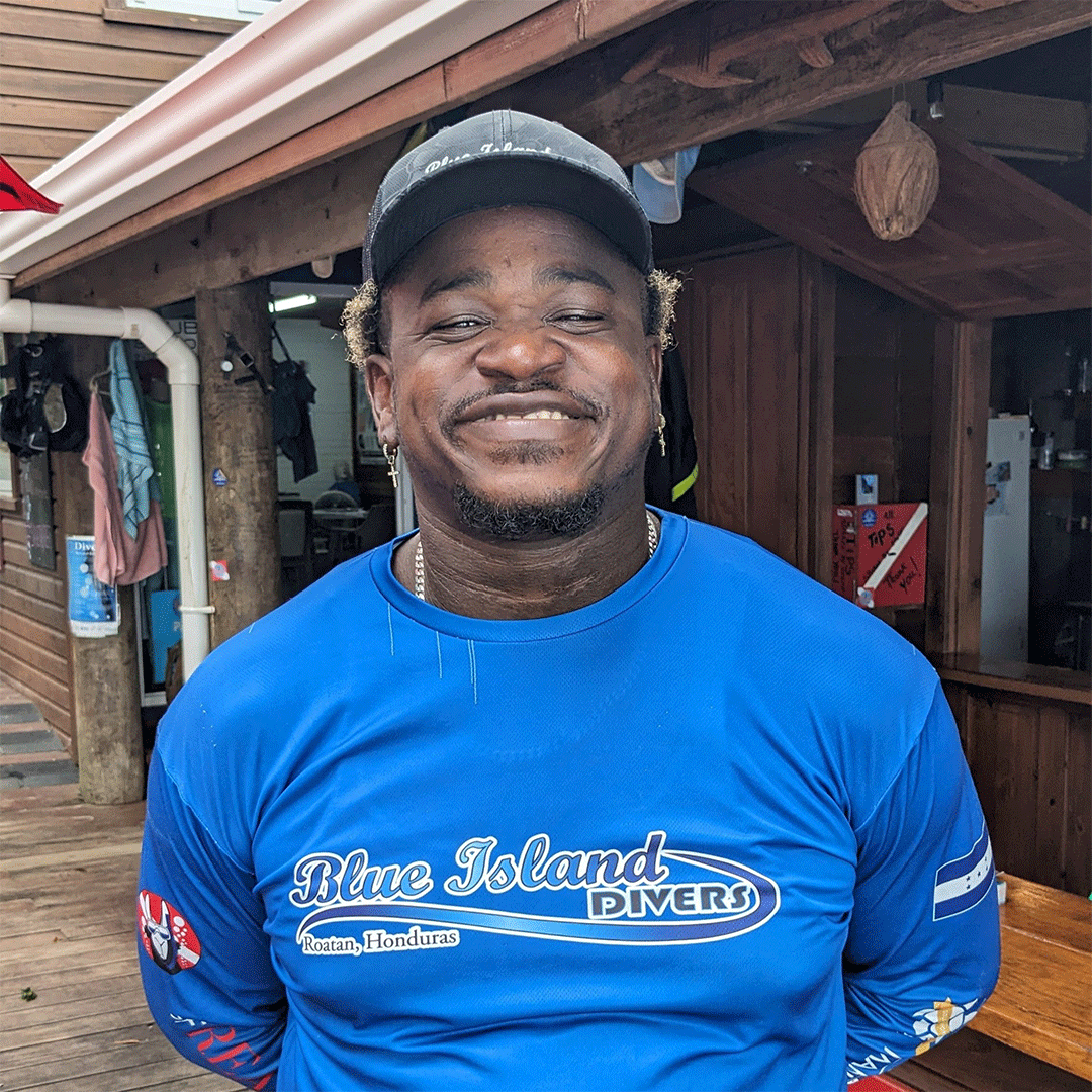 blue island diver roatan lead boat captain zamir quioto